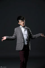 组图：姜寒写真化身嬉皮绅士 草样型男扮囧搞怪