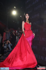 组图：白歆惠掀裙秀美腿险露臀 力撑吴佩慈幸福