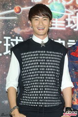 组图：郑元畅偷袭张钧宁胸部 拍床戏来真的！