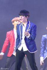 独家：EXO香港演唱会直击 成员嗨唱粉丝尖叫