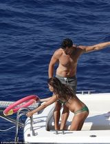 组图：丽娅米雪儿走出情伤 与新欢戏水激吻发福