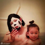 组图：日本父女逗比泡澡照走红 蠢萌犯二又有爱