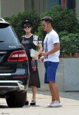 组图：谢楠做孕检 吴京全程陪同与娇妻同返爱巢