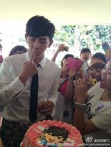 组图：汪东城剧组欢乐庆生 尼坤大东穿背心卖萌