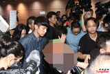 组图：柯震东抵台一脸倦容 媒体簇拥现场混乱