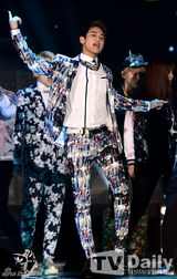 组图：SHINee等亮相活动 Rainbow等T台走秀