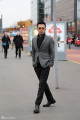 组图：王学兵柏林街头展熟男气质 随性洒脱