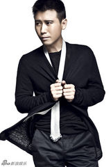 组图：李乃文最新时尚大片 显别样风尚“淑”男