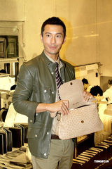 高清组图：黄晓明出席品牌活动 为妈妈选购包包