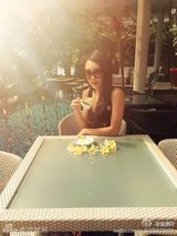 组图：曹格一家四口海边度假 父子卖萌娇妻美艳