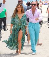 组图：洛佩兹拍新歌MV男友监场 绿色长裙秀美胸