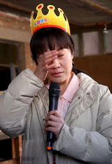 组图：闫妮片场有惊喜 剧组庆生眼泛泪花