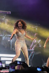 组图：洛佩兹香港开唱秀翘臀 钟楚红优雅捧场