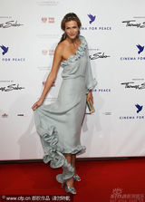 幻灯图：群星柏林出席电影活动 女星盛装亮相抢镜