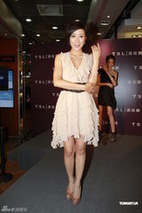 组图：杨怡走秀酬劳能买车买房 笑言与陈豪无绯闻 