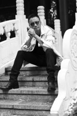 高清组图：张涵予休闲写真 热爱旅行称是一次探索