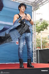 组图：汪东城摇滚风会歌迷 否认与炎亚纶有心结