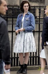 幻灯图：安妮-海瑟薇新片苏格兰热拍 搭档年轻男星