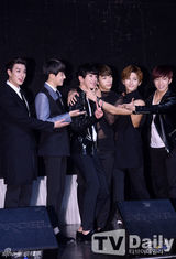 组图：U-KISS办新专辑Showcase黑衣造型酷帅