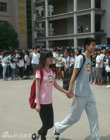 组图：交卷后终结地下情 高三情侣高调走出考场