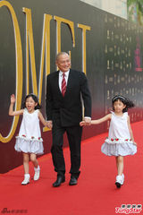 组图：张晋学跳泰舞 汤镇业父女红毯首秀引关注