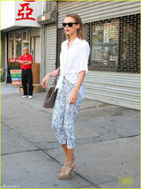 组图：斯威夫特湿发现身街头 诠释白色休闲风