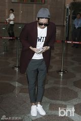 组图：朴海镇亮相机场 休闲装难掩帅气