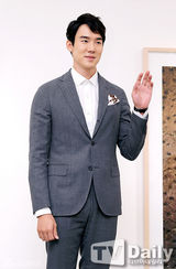 组图：演员柳演锡办个人影展 用镜头传递希望