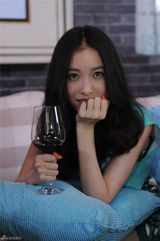 组图：《新娘大作战》杀青 倪妮Angelababy互吻喝交杯