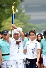 组图：韩星李诗英孝琳为亚运会传递火炬