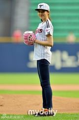 组图：新科韩国小姐金瑞妍打棒球 体型微胖大腿粗