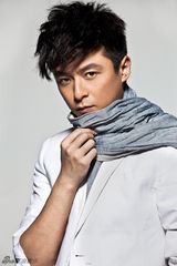 组图：朱雨辰白西服蓝围巾演绎早秋新时尚