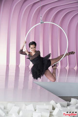 组图：小S浓妆妖艳性感 空中玩吊环劈腿高难度