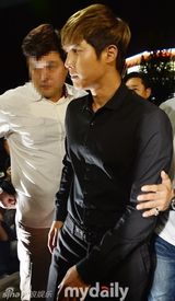 组图：金贤重接受警方调查 面容憔悴眼袋垂