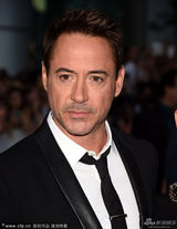 组图：小唐尼揭幕多伦多 携孕妻与小钢铁侠互动