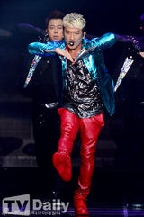 组图：神话李玟雨开个唱霸气撑全场