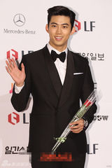 组图：2PM玉泽演手持玫瑰 变身西服绅士暖男