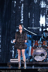 组图：A-Lin唱江蕙经典串烧 妆容妖艳美腿全露