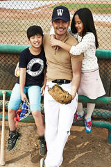 组图：邵兵携子女登杂志封面 尽显慈父形象