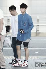 组图：EXO赴成都开唱 灿烈黑衣扮酷世勋帅气