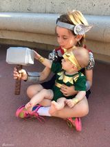 组图：萌娃姐弟COS雷神与洛基 见大洛基显惊恐