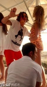 奥兰多-布鲁姆疑搭20岁嫩模新欢 派对狂欢手舞足蹈