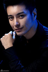 组图：杜俊泽秋日写真大片 西装酷帅男人味足