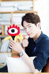 组图：对话韩国鲜肉徐康俊 展阳光笑颜