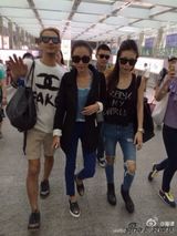 组图：张柏芝抵京粉丝热情 潮装搭马尾清纯靓丽