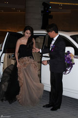 组图：陶喆吻新娘脸颊秀恩爱 豪华礼车接亲