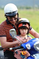 组图：爸爸2体验台湾风情 老爸萌娃变机车少年
