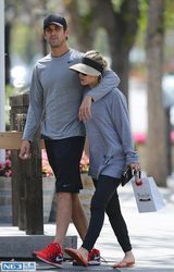 组图：《大爆炸》佩妮与老公依偎 俏皮吻汪星人