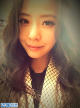 组图：张靓颖潮装现身启程前往戛纳电影节