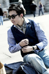 组图：俞灏明时尚写真 化身摄影师逗萌娃